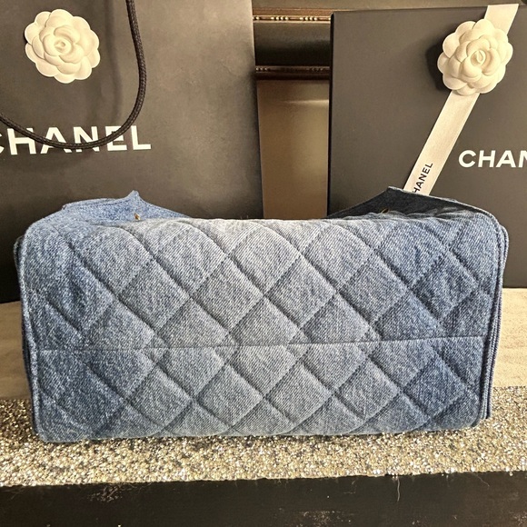 CHANEL 25 Small Handbag (26P) Washed Denim and Gold Tone Metal - Picture 12 of 17